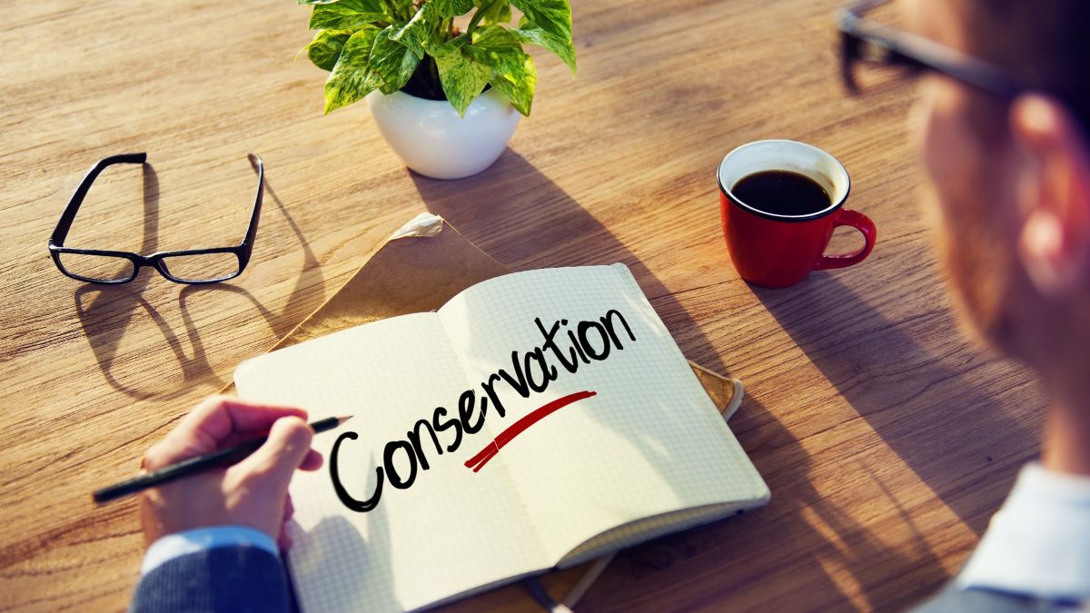 Man with a note and a single word conservation.