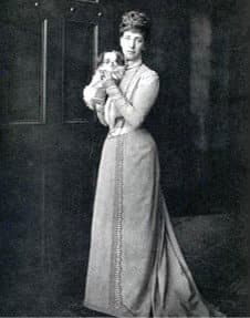 queen alexandra with her japanese chin