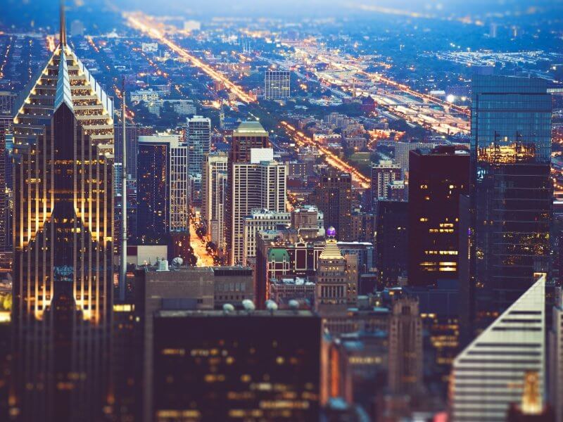 Downtown Chicago skyscrapers and iluminated cityscape.