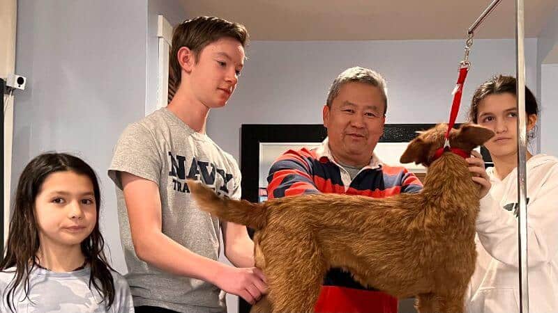 Eduardo Fugiwara with children and a dog.