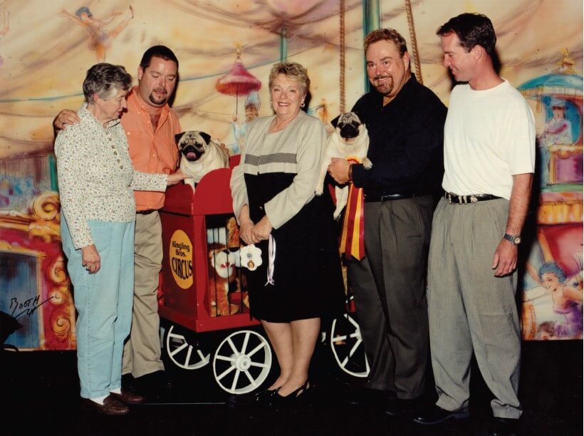 Top breeder Margery Shriver, Patrick McManus, CH Sheffields Hot Comet, handler Blanche Roberts, Doug Huffman holding CH Broughcastl Blaque Blush, Mike Penny