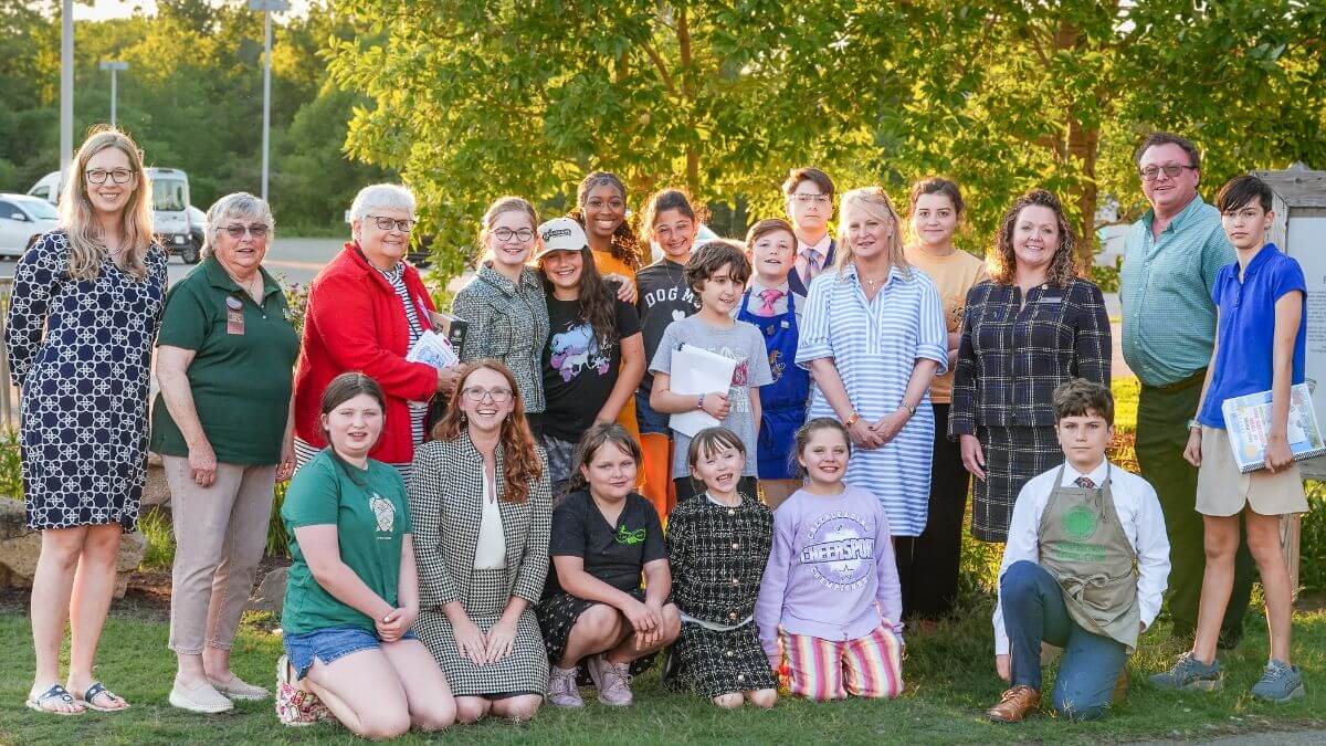 Juniors, AKC Leaders, Speakers, and Organizers gather for a photo op. (Fontana Smith Photography)